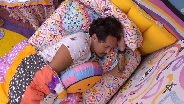 Eliezer fingindo que está dormindo