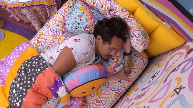 Eliezer fingindo que está dormindo