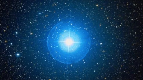 Alderamin é uma estrela com massa 1,74 vezes a do Sol e um raio 2,3 vezes maior. Ela é 17 vezes mais luminosa que o nosso astro-rei. Acredita-se que a estrela esteja evoluindo e se tornando uma subgigante. Sua rotação é excepcionalmente rápida, com uma velocidade de 246 km/s no equador. Ele completa uma volta em menos de 12 horas, consideravelmente mais rápida que o Sol, que leva quase um mês. Alderamin é uma fonte de emissões de raios-X, indicando atividade magnética significativa, o que não é típico de estrelas com rotação rápida