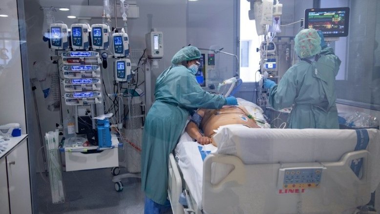 (Arquivo) Profissionais de saúde cuidam de paciente com covid-19 na UTI do hospital universitário Bellvitge em Barcelona, em 19 de janeiro de 2022 - AFP