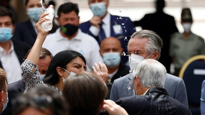 Mulher joga água no presidente chileno durante evento no La Moneda