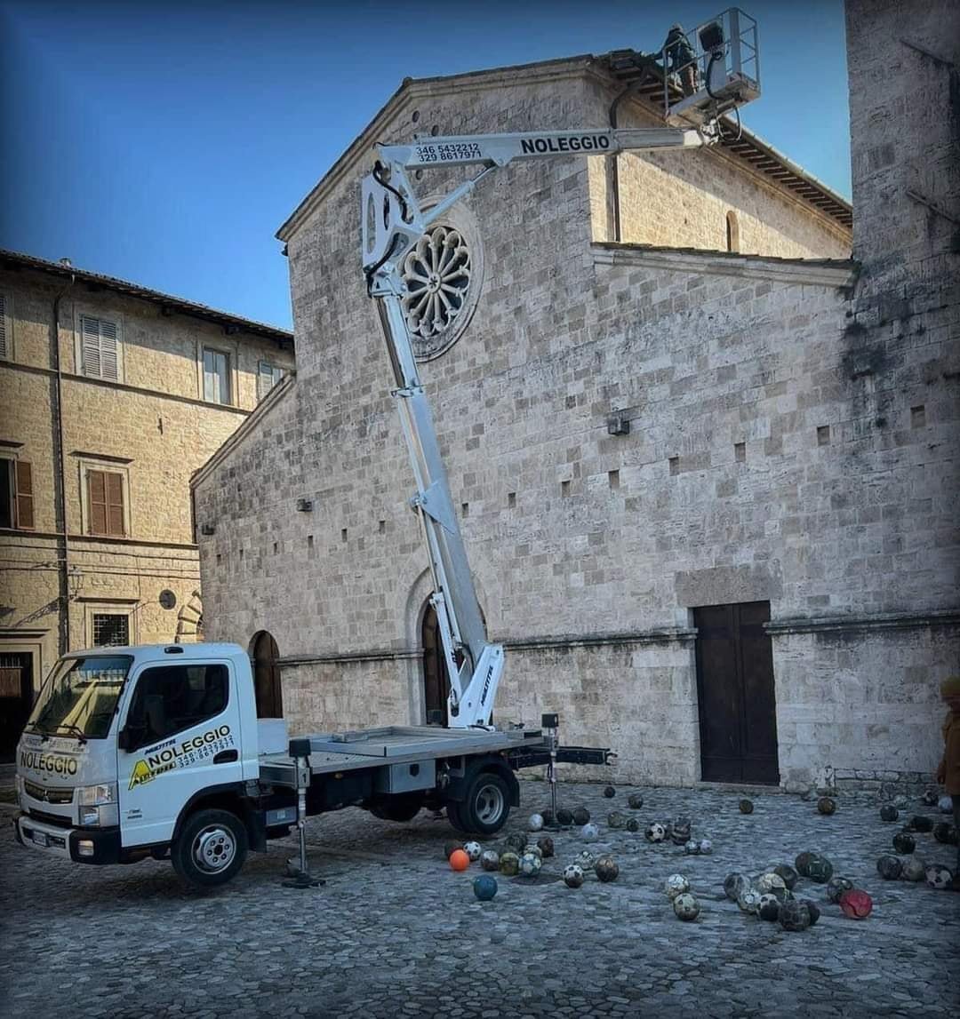 Bolas de futebol são achadas em telhado de igreja na Itália 2 Bolas de futebol são achadas em telhado de igreja na Itália