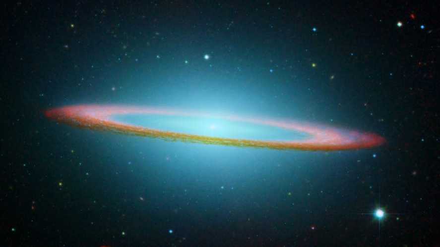 A fotogênica Galáxia do Sombrero é uma das maiores no aglomerado de Virgem. Digitalmente nítida, a imagem acima mostra o brilho infravermelho - recentemente registrado pelo telescópio espacial Spitzer - sobreposto em cores falsas a uma imagem tirada pelo Hubble. A Galáxia do Sombrero, também conhecida como M104, fica a 28 milhões de anos-luz de distância da Terra. Pode ser vista com um pequeno telescópio na direção da Constelação de Virgem