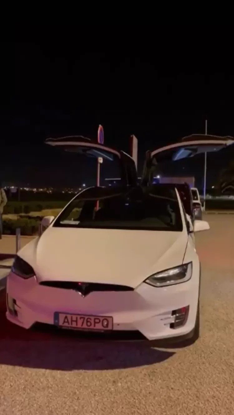 'Já, já sai voando', declara Gusttavo Lima em carro futurista durante passeio