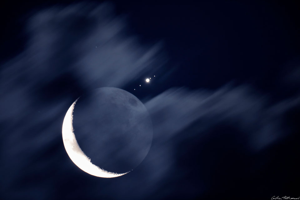Fotografada a partir de Montecassiano, na Itália, a Lua Minguante aparece da forma como é vista no Hemisfério Norte. Ao seu lado estão Júpiter e quatro das suas luas. A faixa iluminada pelo Sol está superexposta, com o lado noturno da Lua levemente iluminado por luz solar refletida pela Terra. Alinhados, da esquerda para a direita, estão Calisto, Ganimedes, Júpiter, Io e Europa. Calisto, Ganimedes e Io são maiores que a Lua da Terra, enquanto Europa é apenas um pouco menor