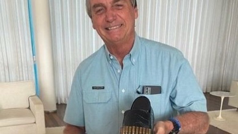 Estilista dos famosos é detonado na web após presentear Bolsonaro com sapatos de balas