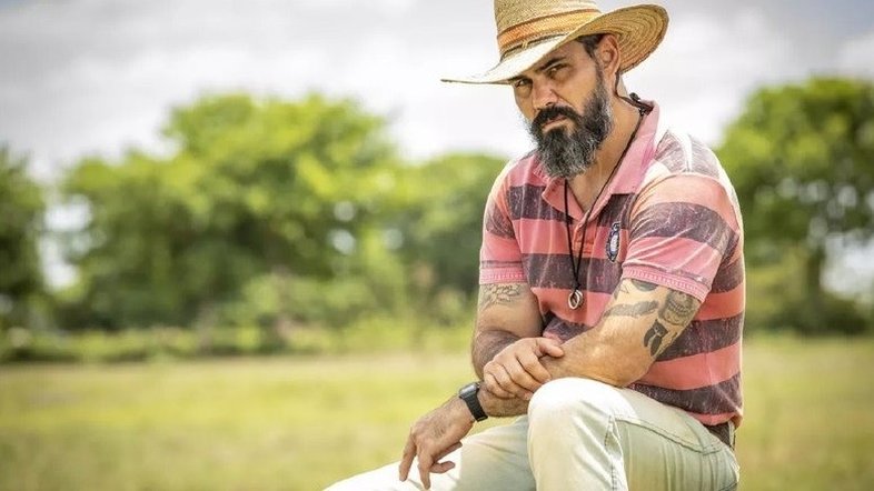 Juliano Cazarré fala sobre cena de órgão genital decepado em "Pantanal"
