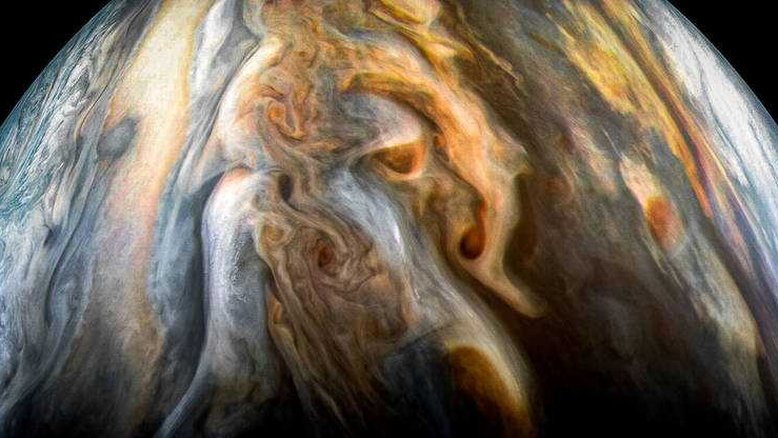 Uma estimativa precisa da quantidade de água na atmosfera de Júpiter está na lista de desejos dos astrônomos há décadas. A figura do gigante gasoso representa uma peça crítica que falta no quebra-cabeça da formação do nosso Sistema Solar. Júpiter foi provavelmente o primeiro planeta a se formar e contém a maior parte do gás e poeira que não foram incorporados ao Sol. As principais teorias sobre sua formação se baseiam na quantidade de água que o planeta absorveu. A abundância do líquido também tem implicações importantes para a meteorologia. Enquanto os relâmpagos – fenômenos tipicamente alimentados pela umidade – detectados em Júpiter pela Voyager e outras naves implicavam a presença de água, uma estimativa precisa da quantidade nas profundezas da atmosfera de Júpiter permanece um enigma