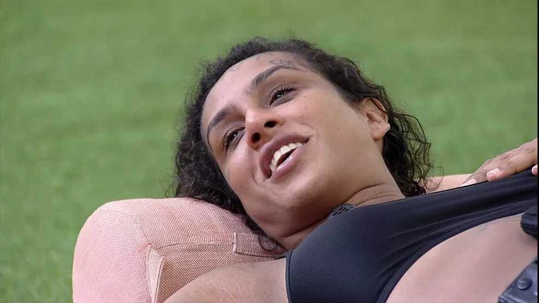 linn da quebrada no gramado