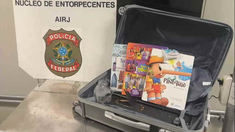 RJ: Mulher é presa com cocaína escondida em livro do Pinóquio