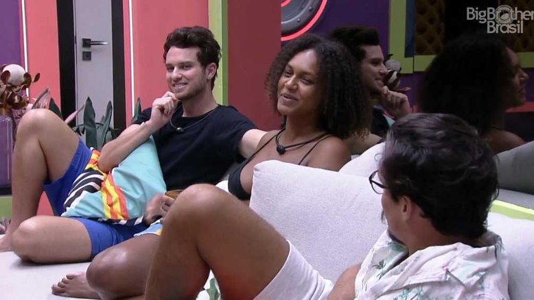 Lucas Jessi e Eli na sala