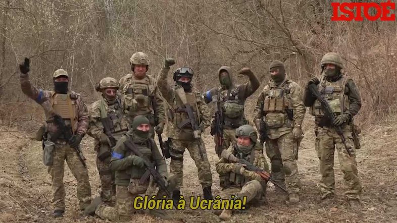 Membros da defesa territorial da Ucrânia treinam para lutar