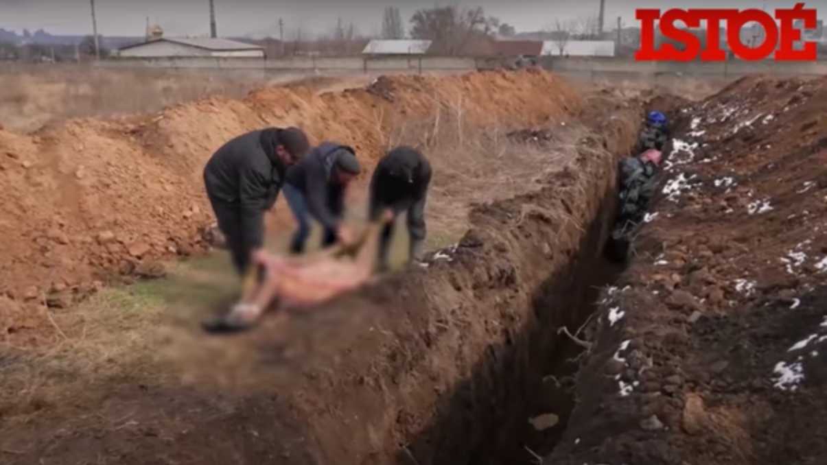 Mortos por ataque russo em Mariupol são enterrados em vala comum