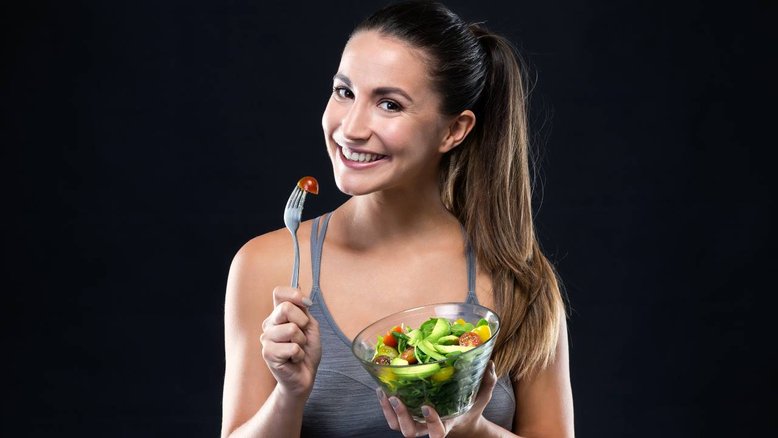 mulher comendo, saúde mental, vida sexual