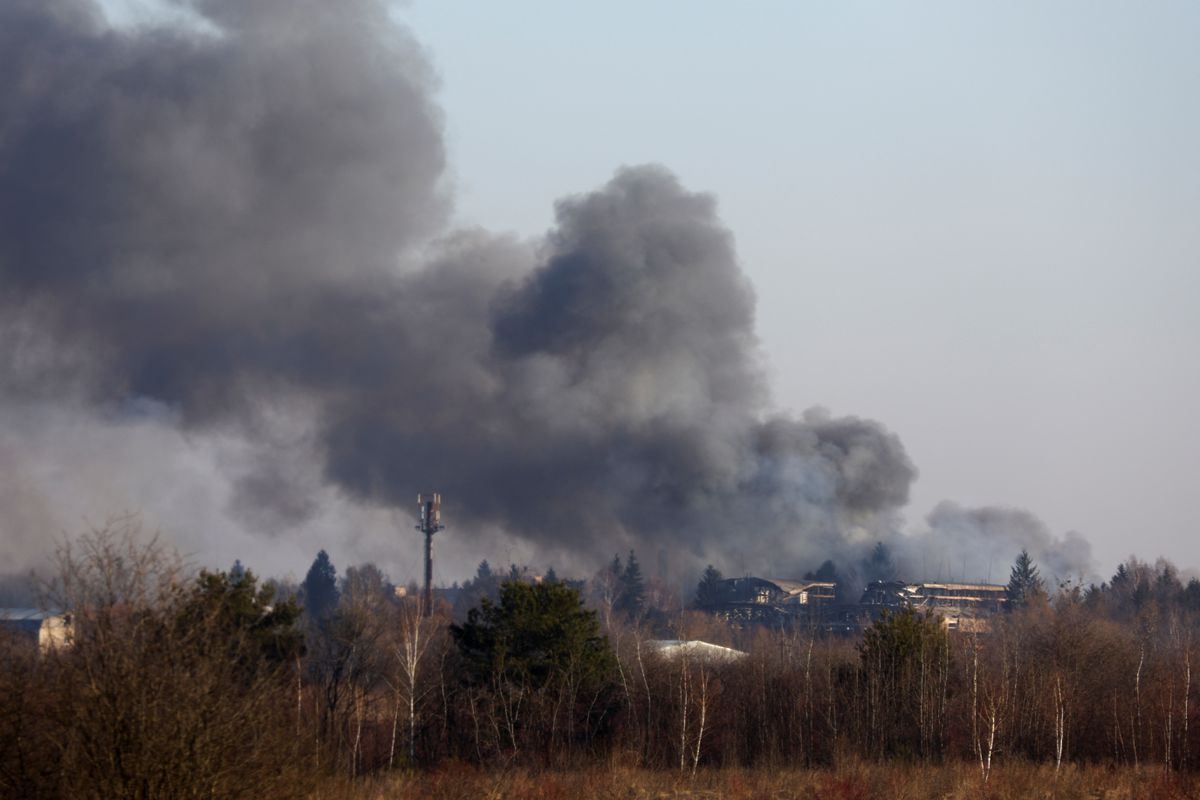 Fumaça sobe de um prédio de fábrica perto do aeroporto de Lviv, enquanto a invasão russa da Ucrânia continua, em Lviv, Ucrânia, 18 de março de 2022. REUTERS/Kai Pfaffenbach
