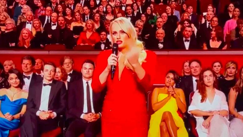 Rebel Wilson mostra dedo do meio para Putin durante BAFTA