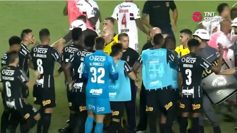 Árbitro registra na súmula empurrão em policiais e xingamentos de jogadores do Corinthians: 'Seus lixo'