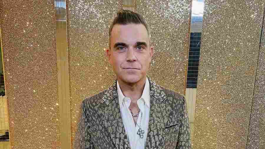 Após transplante capilar malsucedido, Robbie Williams adota peruca