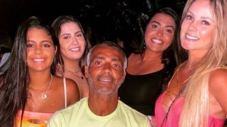 Romário curte show com as filhas e a nova namorada