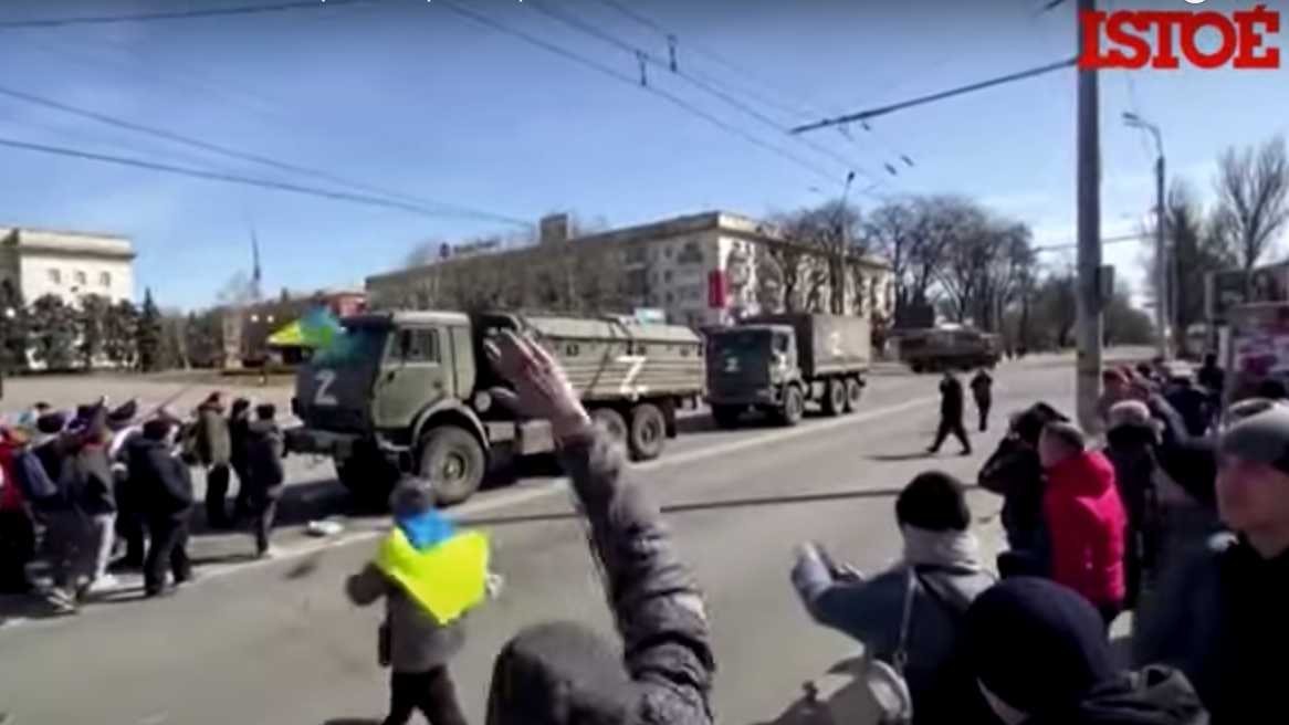 Russos atiram e usam bombas para dispersar protestos em Kherson