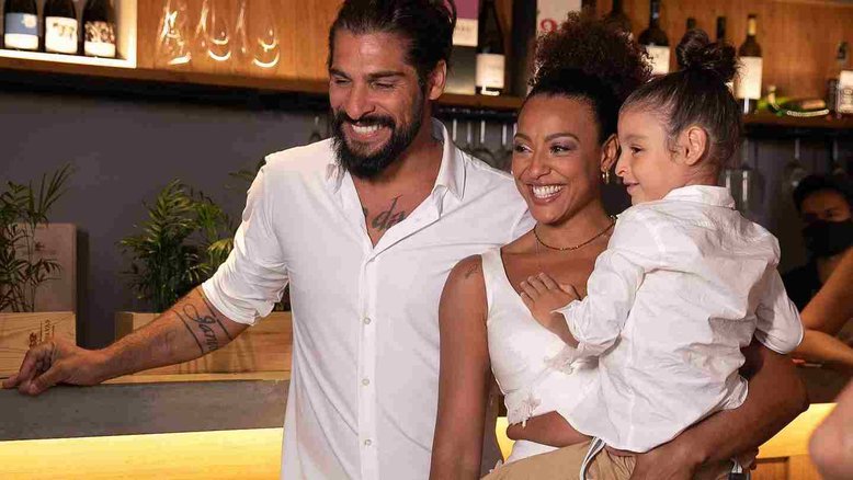 Com filho no colo, Sheron Menezzes se casa após 10 anos de relacionamento