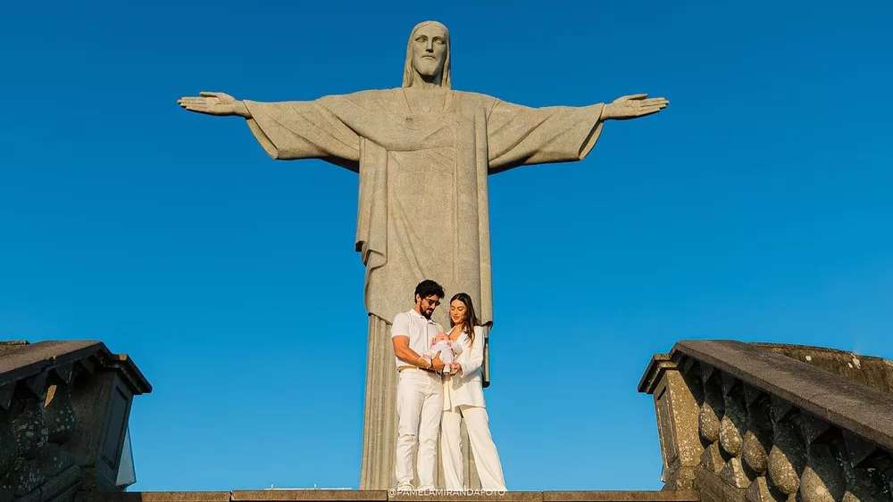 Thaila Ayala e Renato Góes batizam filho no Cristo Redentor: 'Presente'