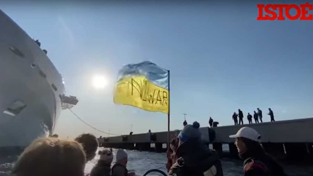 Ucranianos protestam na frente do iate de Roman Abramovich, dono do Chelsea