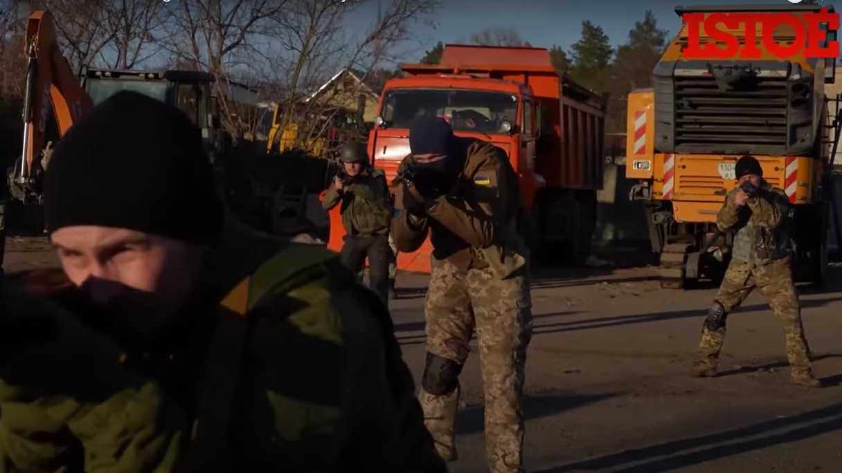 Voluntários são treinados para proteger Kiev contra invasão russa