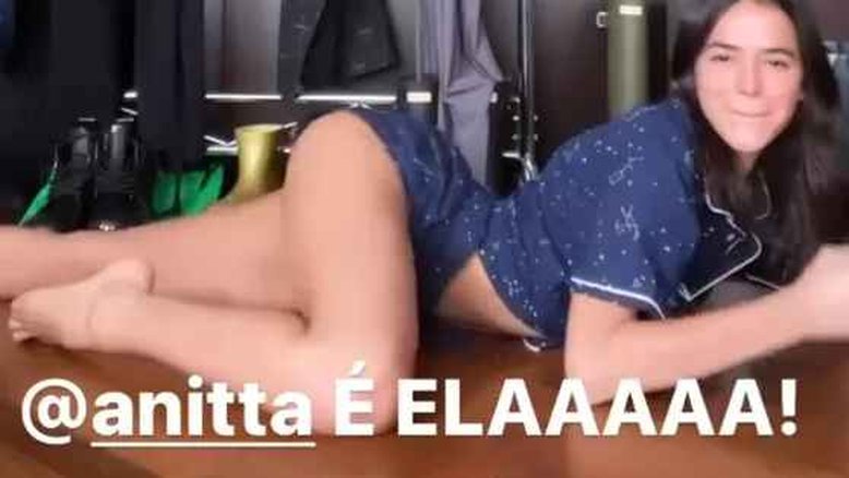 Bruna Marquezine dança o hit "Envolver" em comemoração a recorde de Anitta