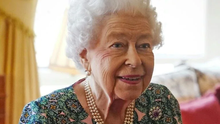 Elizabeth II não participará da tradicional missa da Quinta-feira Santa