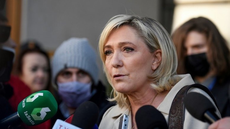 Proposta de Le Pen de proibir véu em público levaria França a 'guerra civil', diz Macron