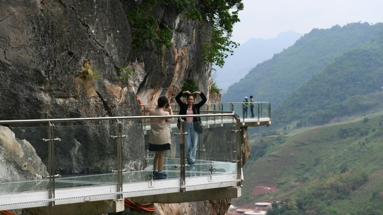 Vietnã inaugura vertiginosa ponte de vidro entre duas montanhas
