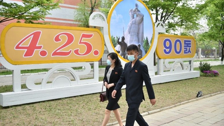 Coreia do Norte faz desfile militar pelo aniversário de seu exército