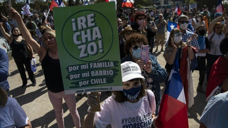 Dezenas de pessoas protestam no Chile contra a nova Constituição