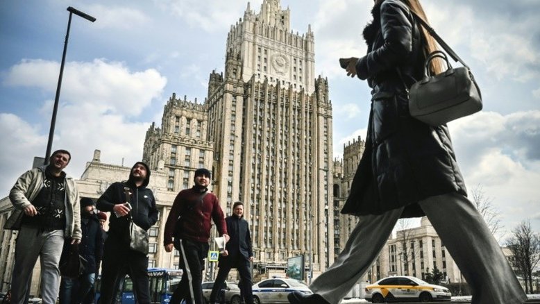 Sanções por causa da Ucrânia aproximam russos de Putin