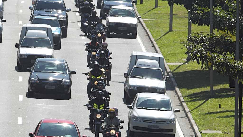 Vendas de motos supera a de carros no Brasil pela primeira vez em
