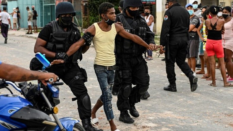 Famílias de manifestantes indignadas com duras condenações em Cuba