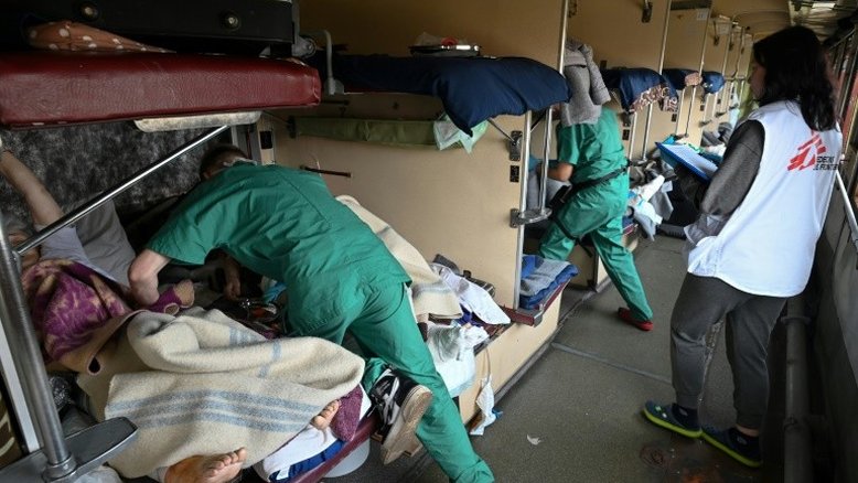 Trem ucraniano leva pacientes de áreas atacadas para lugar seguro