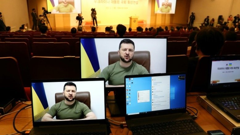 Zelensky crê que há 'dezenas de milhares' de mortos em Mariupol