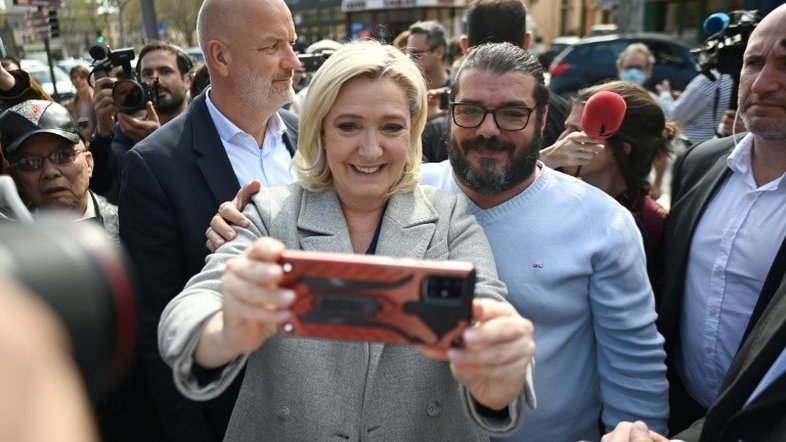 Em visita a mercado, Le Pen vende imagem de 'França tranquila'