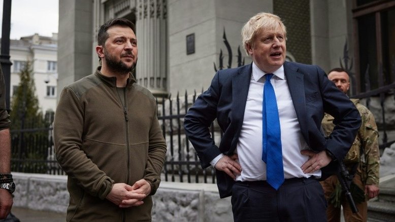 Johnson e Zelensky caminham juntos em Kiev