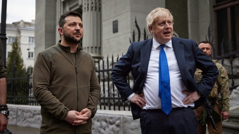 Johnson e Zelensky caminham juntos em Kiev
