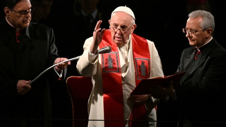 Papa reza pela paz na Via-Sacra da Sexta-feira Santa no Coliseu de Roma