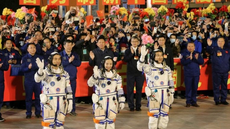 Astronautas retornam à Terra após missão espacial tripulada mais longa da China