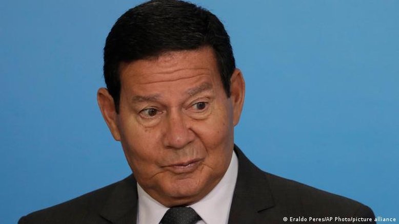 Mourão ri ao ser questionado sobre torturas na ditadura
