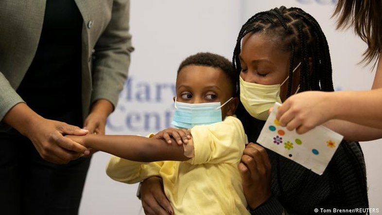 Pfizer solicitará autorização para terceira dose em crianças