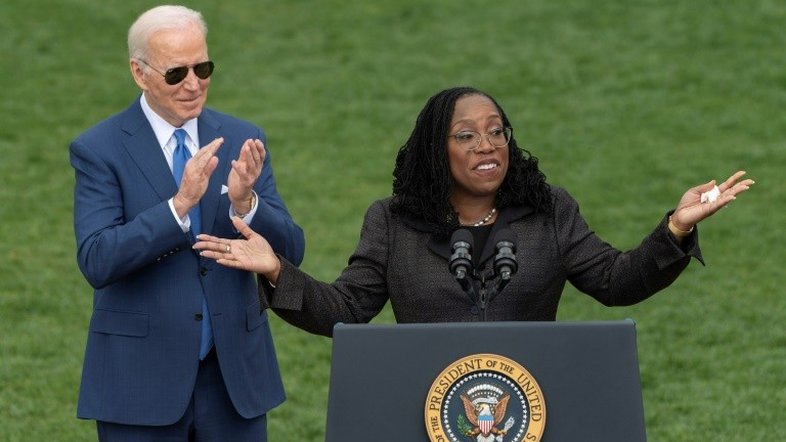 Nova juíza da Suprema Corte saúda progresso dos EUA em igualdade racial