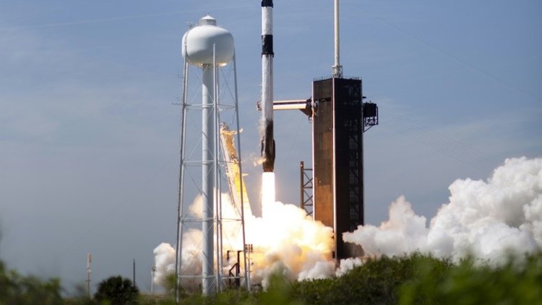 Primeira missão espacial privada chega à ISS