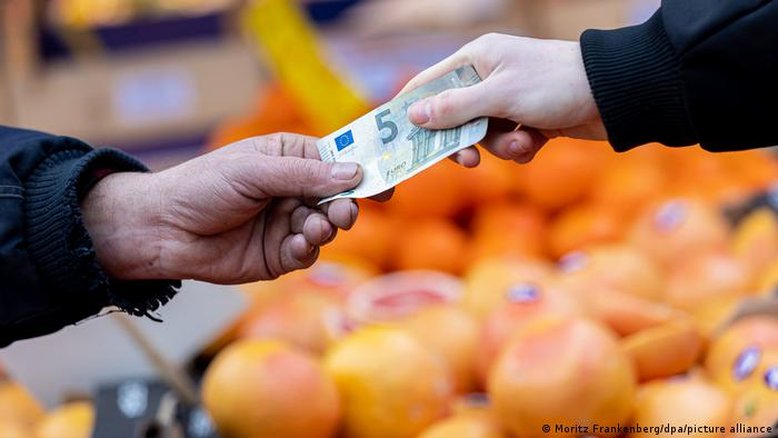 Zona do euro registra inflação anual recorde de 7,4%