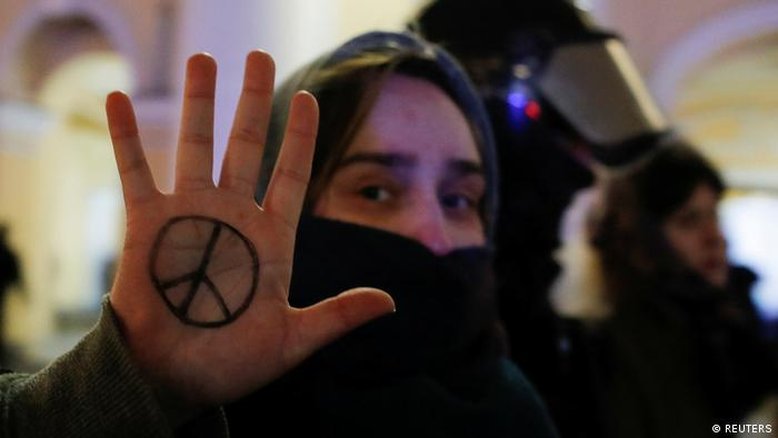 Como a Rússia vem perseguindo e prendendo os opositores da guerra